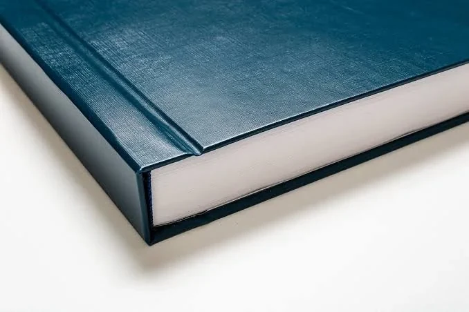 Kniha s modrou obálkou jako vizuál studijního průvodce